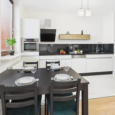 Chlodna European Square By Renters